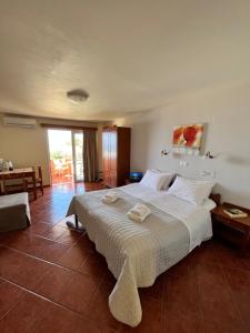 A bed or beds in a room at Iolkos Hotel Apartments Még 37 kép