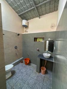 een badkamer met een toilet en een wastafel bij RAC Adventure Camp by Lexstays,Near Isha Foundation in Chik Ballāpur