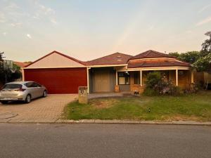 una casa con una macchina parcheggiata di fronte di Double room share bathroom and kitchen a Perth