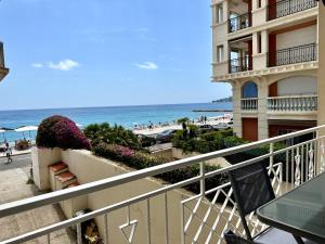 a view of the beach from the balcony of a hotel at Spacieux appartement face mer in Menton