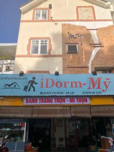 大叻的住宿－iDorm B&B - idorm Mỹ，建筑的侧面有标志