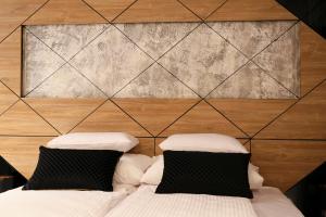 ゼニツァにあるCarpe Diem Boutique Hotelのベッドルーム1室(ベッド1台、枕2つ付)