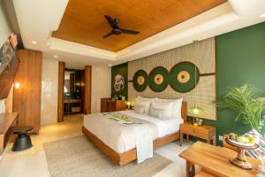 TV a/nebo společenská místnost v ubytování Monolocale Luxury Resort & Spa Seminyak by Ini Vie Hospitality