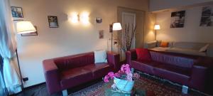 ein Wohnzimmer mit zwei roten Sofas und einem Sofa in der Unterkunft Cavalieri del Tau in Altopascio
