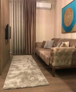 salon z kanapą i dywanem w obiekcie Apartmani SOVA w mieście Novi Pazar