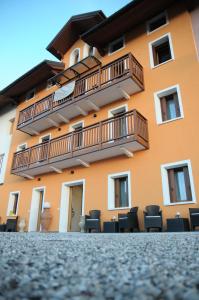 un edificio con balconi e sedie di fronte ad esso di Old B&B a Cesiomaggiore