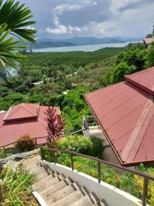 uma vista da varanda de uma casa com telhados vermelhos em RC Villas and Resorts em El Nido