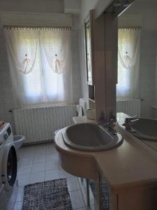 y baño con lavabo y lavadora. en Da NONNA ROSA Camera Nera, en Budrio