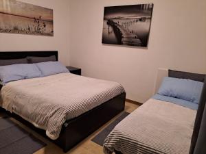 1 dormitorio con 2 camas en una habitación en Da NONNA ROSA Camera Nera, en Budrio
