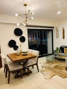 a dining room with a table and chairs and a window at Hermoso Departamento de Lujo cerca del Auditorio Telmex in Guadalajara