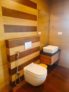 een badkamer met een toilet en een wastafel bij kurinjiyil Farm Stay Munnar in Munnar