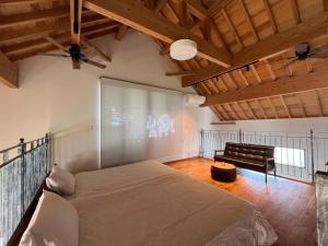 ein Schlafzimmer mit einer Leinwand und einem Sofa in der Unterkunft HONRENGA石垣島 in Ishigaki-jima