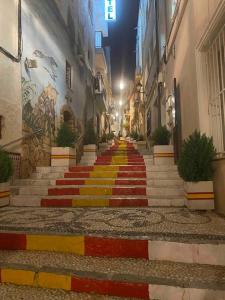 un escalier aux marches colorées dans une ruelle bordée de bâtiments dans l'établissement Studio 45qm in Calpe Altstadt - ruhig & modern, à Calp
