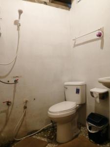 uma casa de banho com um WC branco e um lavatório. em แม่อุ๊ยโฮมสเตย์&mae uai homestay em Ban Pok Nai