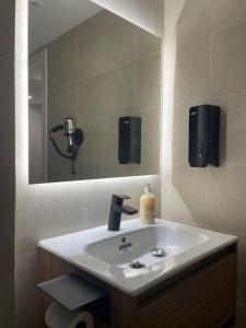 un baño con lavabo y espejo en bonito piso cerca del campo de futbol de barcelona, en Hospitalet de Llobregat 19 fotos más