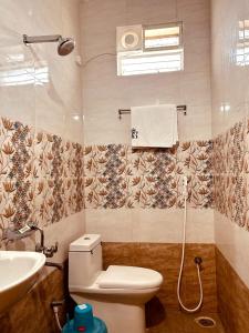ティルパティにあるHotel Sitar Grandのバスルーム(トイレ、洗面台付)