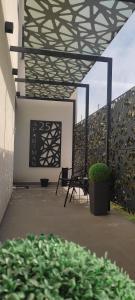 eine Terrasse mit Stühlen und Pflanzen auf einem Gebäude in der Unterkunft Apartman 25 in Belgrad