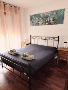 - une chambre avec un lit et des serviettes dans l'établissement Appartamento di Matteo e Luisa, à Pérouse