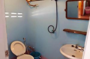 ein Badezimmer mit einem WC, einem Waschbecken und einem Spiegel in der Unterkunft Koh Mak Green View Resort in Ko Mak