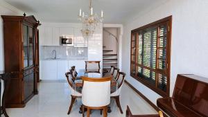 Una cocina y un comedor con mesa y sillas. en Vik Altavista, en Las Palmas de Gran Canaria