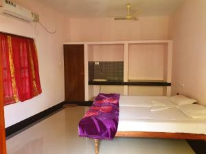 Ένα ή περισσότερα κρεβάτια σε δωμάτιο στο Aditi Ayurveda Panchkarma Retreat