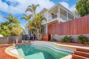 une maison avec une piscine en face d'une maison dans l'établissement 91 on Persimmon Drive Peregian Beach, à Peregian Beach