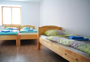 En eller flere senge i et værelse på Tourist Farm Pri Požarju