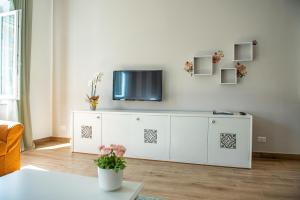 a living room with a tv on a white cabinet at Alloggio Turistico Pietrafitta in Grotte Santo Stefano