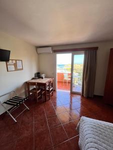 A television and/or entertainment centre at Iolkos Hotel Apartments
