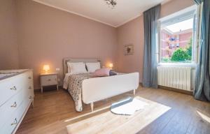 een slaapkamer met een wit bed en een raam bij Alloggio Turistico Pietrafitta in Grotte Santo Stefano