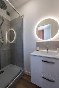 a bathroom with a shower and a sink and a mirror at LE SAINT CLEMENT B AVEC SALLE DE SPORT in Rouen