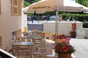 A restaurant or other place to eat at Hotel Arco Iris