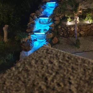 un modèle de rivière la nuit avec des feux bleus dans l'établissement Suite Pizzo jacuzzi rooms, à Pizzo