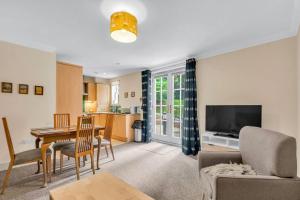 een woonkamer met een tafel en een eetkamer bij Pass The Keys Quiet 2-Bed Apartment on the Ground Floor in Canterbury