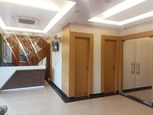 Habitación con un pasillo con 2 puertas y techo. en Hotel Royal Casa en Lucknow