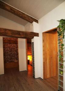 una habitación vacía con una habitación con una puerta y una habitación con una habitación en Domaine Ostau Montplaisant, en Ponlat-Taillebourg