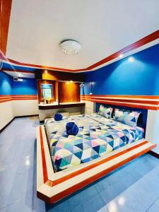 um quarto com uma cama grande e uma parede azul em Mom Boutique Railay em Railay Beach
