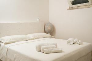ein Schlafzimmer mit einem Bett mit Handtüchern darauf in der Unterkunft AllaTorretta23 in Fasano