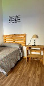 1 dormitorio con 1 cama y escritorio con lámpara en ALOJAMIENTO RURAL AN CA LA ABUELA PILAR, en El Real de la Jara