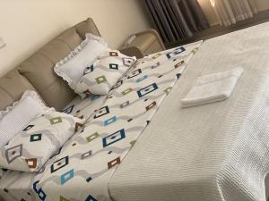 Säng eller sängar i ett rum på NYARUTARAMA APARTMENTS