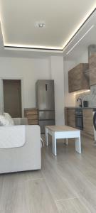a room with a bed and a table and a kitchen at Precioso apartamento de diseño para 4/6 personas in Valencia