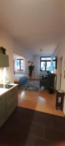 eine Küche und ein Wohnzimmer mit einem Sofa und einem Bett in der Unterkunft Suite - Mein Ankerplatz in Stralsund