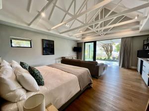 - une chambre avec un grand lit et un salon dans l'établissement Lynx Wine Estate, à Franschhoek