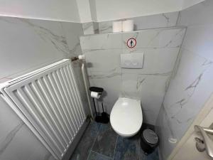 a small bathroom with a white toilet and a sink at Villa Höpen 125qm 4 Schlafzimmer Citynah 5 Zi. Parkplatz Terasse WIFI in Seevetal