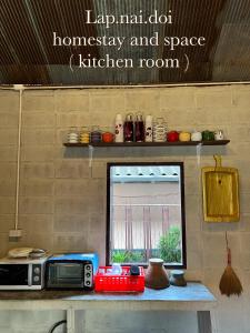 Nhà bếp/bếp nhỏ tại Lap nai doi homestay and space