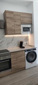 a kitchen with a microwave oven and a stove at Precioso apartamento de diseño para 4/6 personas in Valencia