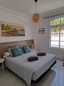 ein Schlafzimmer mit einem großen Bett in einem Zimmer in der Unterkunft Nora Retreat (Fully Renovated) in Corralejo