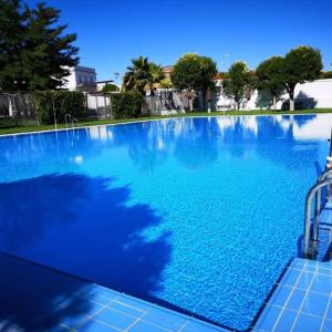 une grande piscine d'eau bleue dans l'établissement ALOJAMIENTO RURAL AN CA LA ABUELA PILAR, à El Real de la Jara
