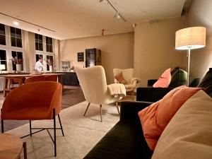 salon z kanapami, krzesłami i stołem w obiekcie Landhotel Alte Schule - Hotel Garni w mieście Wangerland