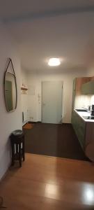 um quarto com um espelho, um lavatório e uma mesa em Suite - Mein Ankerplatz em Stralsund